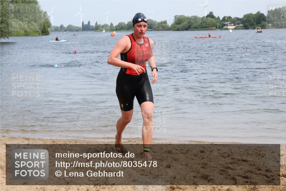 15.06.2025 - 27. Vierlanden-Triathlon Lena Gebhardt http://msf.ph/oto/8035478 15.06.2025 11:22:52 Schwimmen 894 meine-sportfotos.de