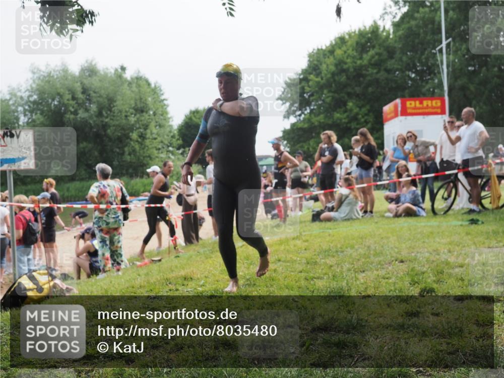 15.06.2025 - 27. Vierlanden-Triathlon KatJ http://msf.ph/oto/8035480 15.06.2025 11:20:13 Schwimmen 806, 889, 930, 932, 940, 976 meine-sportfotos.de
