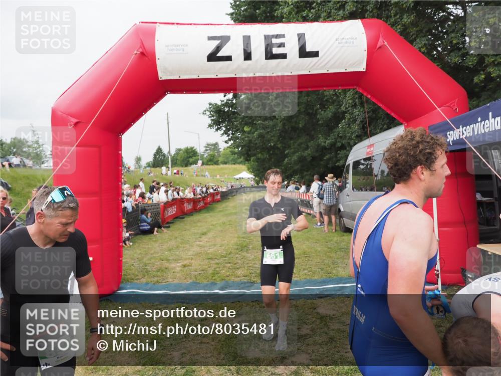 21.06.2025 - 27. Vierlanden-Triathlon MichiJ http://msf.ph/oto/8035481 15.06.2026 13:00:09 Ziel 661 meine-sportfotos.de