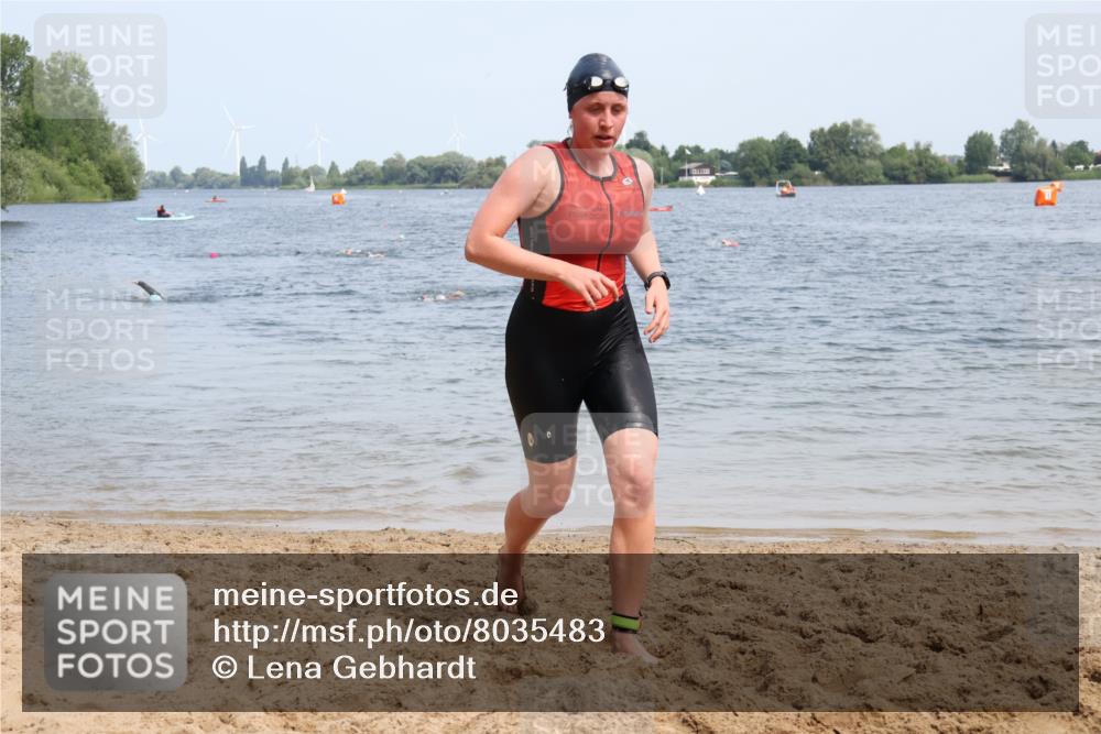 15.06.2025 - 27. Vierlanden-Triathlon Lena Gebhardt http://msf.ph/oto/8035483 15.06.2025 11:22:52 Schwimmen 894 meine-sportfotos.de