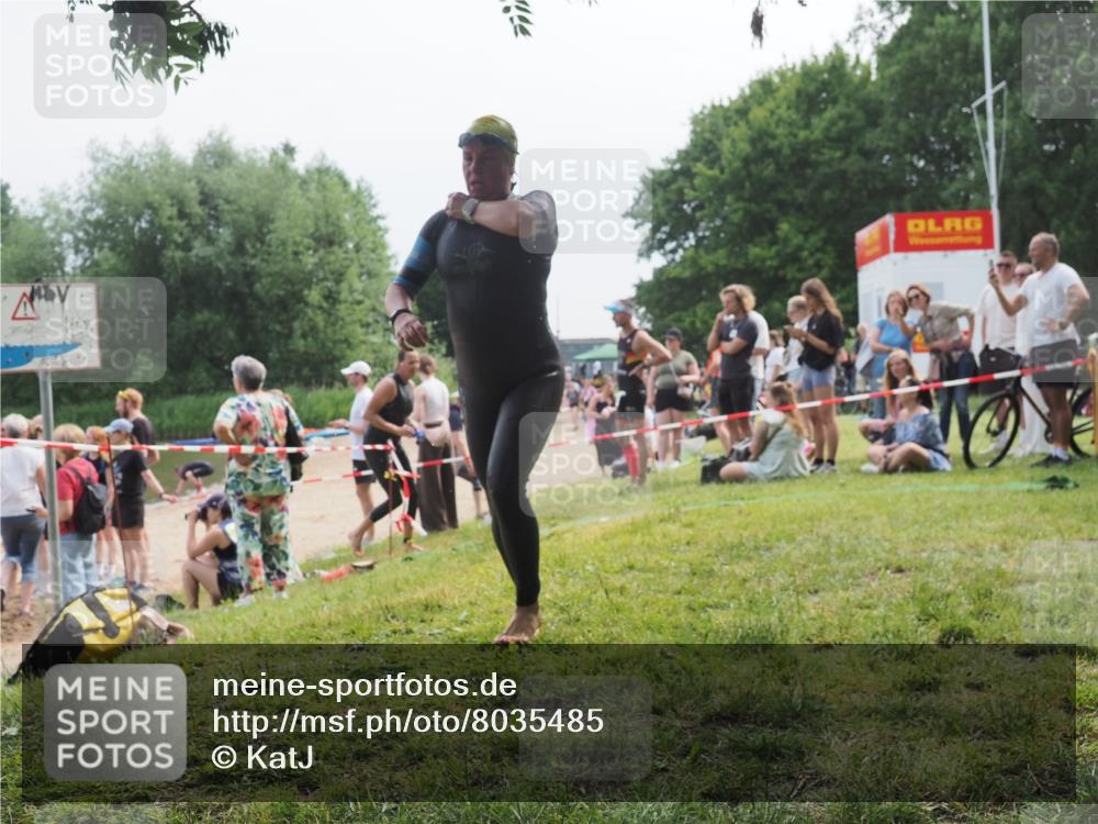 15.06.2025 - 27. Vierlanden-Triathlon KatJ http://msf.ph/oto/8035485 15.06.2025 11:20:13 Schwimmen 806, 889, 930, 932, 940, 976 meine-sportfotos.de
