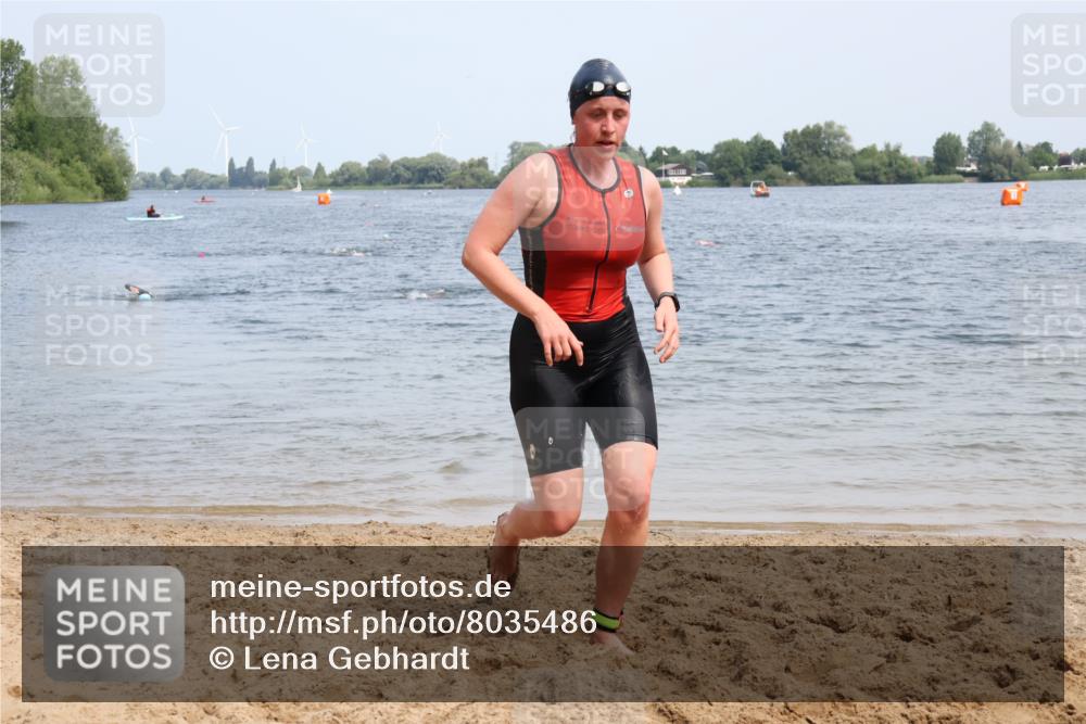 15.06.2025 - 27. Vierlanden-Triathlon Lena Gebhardt http://msf.ph/oto/8035486 15.06.2025 11:22:53 Schwimmen 894 meine-sportfotos.de