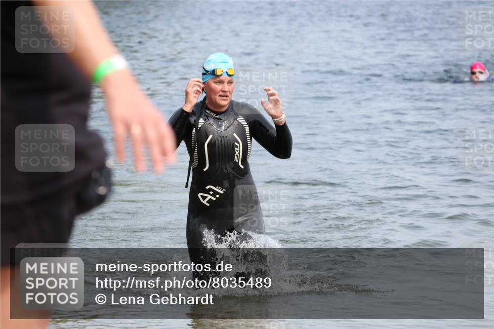 15.06.2025 - 27. Vierlanden-Triathlon Lena Gebhardt http://msf.ph/oto/8035489 15.06.2025 11:23:12 Schwimmen 980 meine-sportfotos.de