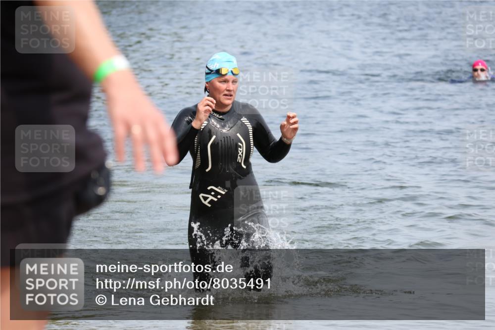 15.06.2025 - 27. Vierlanden-Triathlon Lena Gebhardt http://msf.ph/oto/8035491 15.06.2025 11:23:13 Schwimmen 980 meine-sportfotos.de