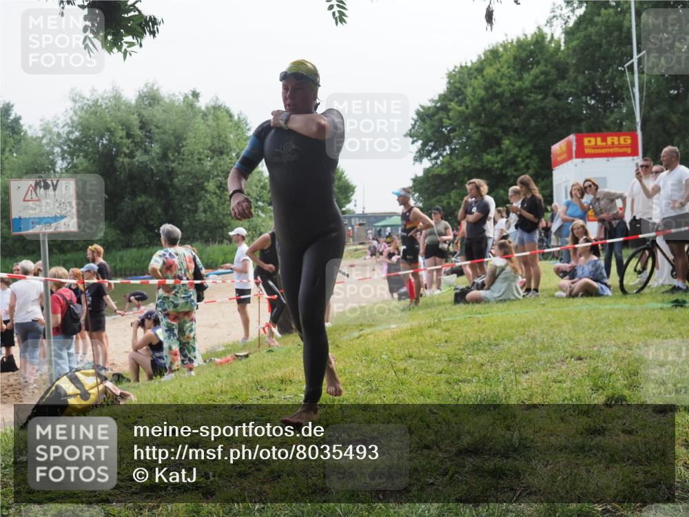 15.06.2025 - 27. Vierlanden-Triathlon KatJ http://msf.ph/oto/8035493 15.06.2025 11:20:13 Schwimmen 806, 889, 930, 932, 940, 976 meine-sportfotos.de