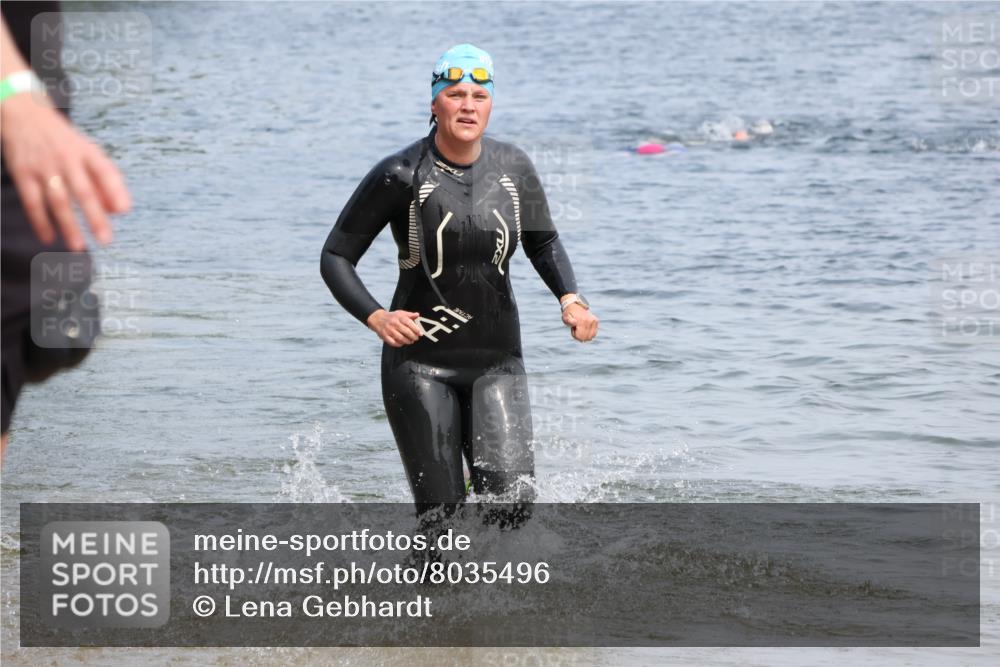 15.06.2025 - 27. Vierlanden-Triathlon Lena Gebhardt http://msf.ph/oto/8035496 15.06.2025 11:23:14 Schwimmen 980 meine-sportfotos.de