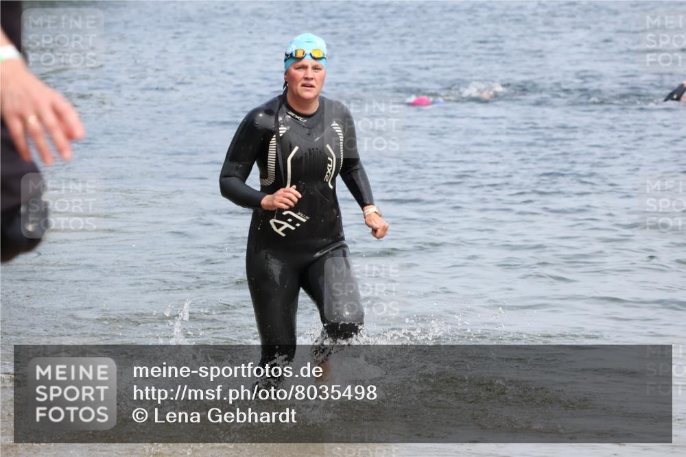 15.06.2025 - 27. Vierlanden-Triathlon Lena Gebhardt http://msf.ph/oto/8035498 15.06.2025 11:23:14 Schwimmen 980 meine-sportfotos.de