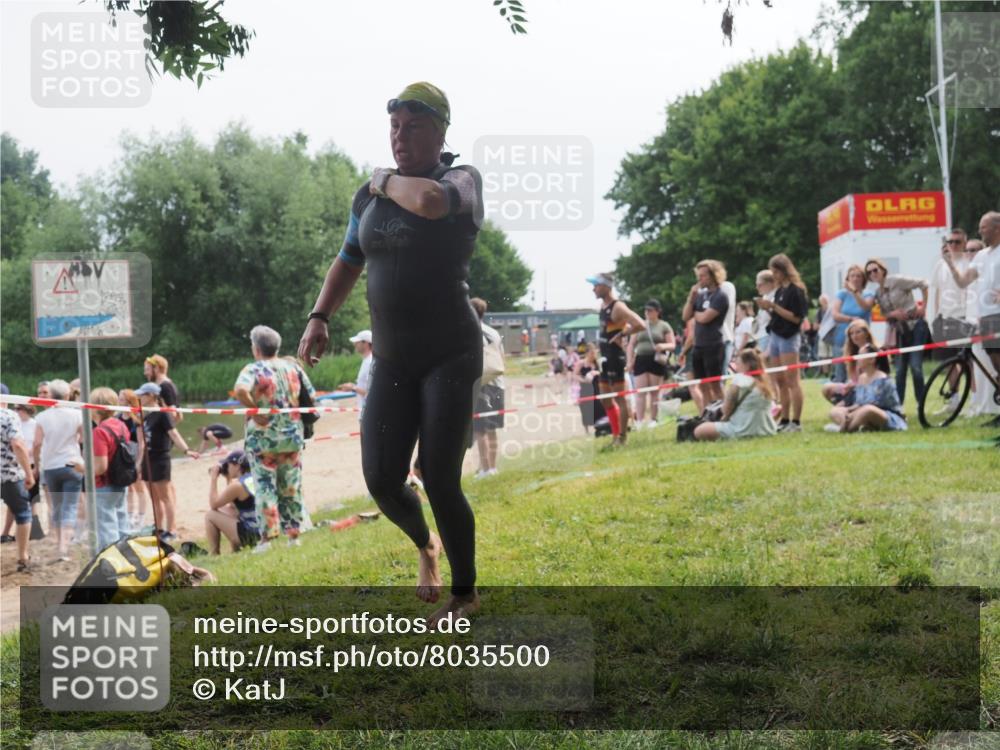 15.06.2025 - 27. Vierlanden-Triathlon KatJ http://msf.ph/oto/8035500 15.06.2025 11:20:14 Schwimmen 806, 889, 930, 932, 940, 976 meine-sportfotos.de