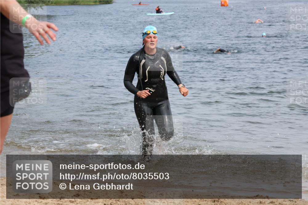 15.06.2025 - 27. Vierlanden-Triathlon Lena Gebhardt http://msf.ph/oto/8035503 15.06.2025 11:23:15 Schwimmen 950, 980 meine-sportfotos.de