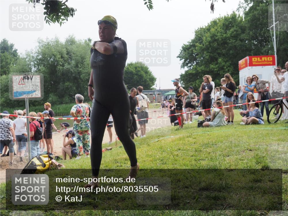 15.06.2025 - 27. Vierlanden-Triathlon KatJ http://msf.ph/oto/8035505 15.06.2025 11:20:14 Schwimmen 806, 889, 930, 932, 940, 976 meine-sportfotos.de