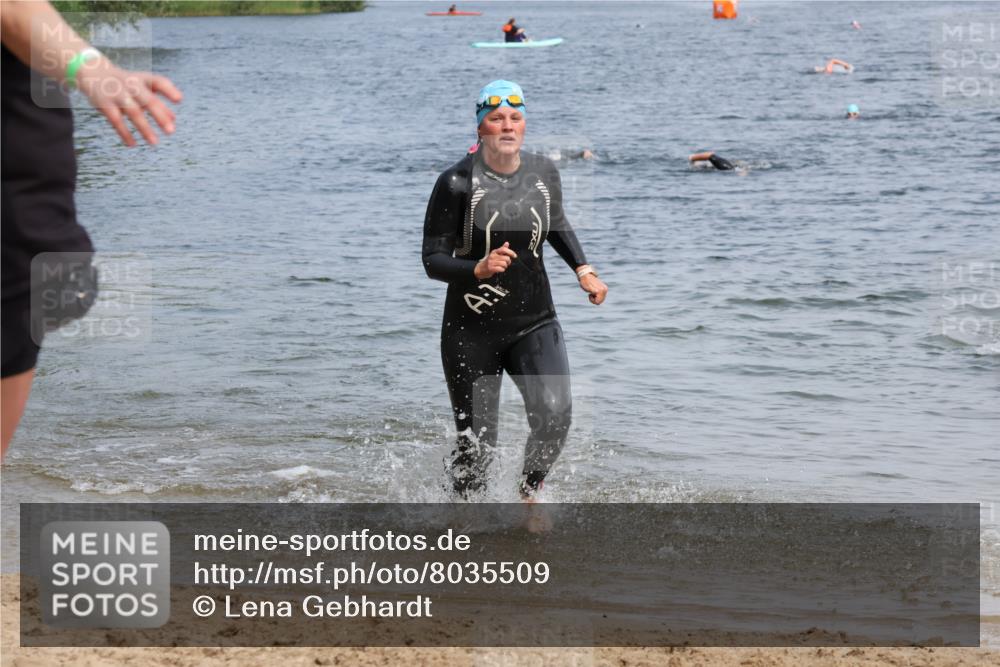 15.06.2025 - 27. Vierlanden-Triathlon Lena Gebhardt http://msf.ph/oto/8035509 15.06.2025 11:23:15 Schwimmen 950, 980 meine-sportfotos.de