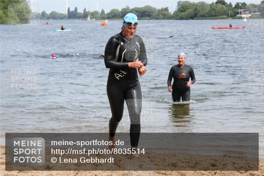 15.06.2025 - 27. Vierlanden-Triathlon Lena Gebhardt http://msf.ph/oto/8035514 15.06.2025 11:23:16 Schwimmen 950, 980 meine-sportfotos.de