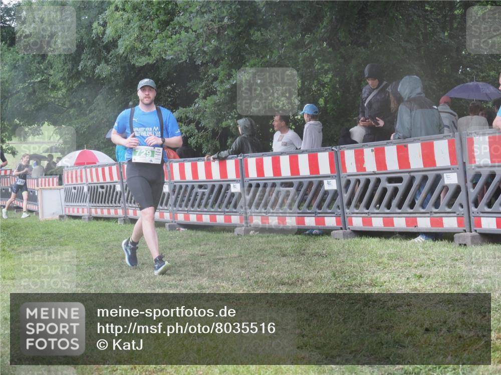 21.06.2025 - 27. Vierlanden-Triathlon KatJ http://msf.ph/oto/8035516 15.06.2025 13:51:54 Ziel 729, 1154 meine-sportfotos.de