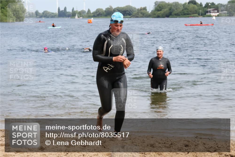 15.06.2025 - 27. Vierlanden-Triathlon Lena Gebhardt http://msf.ph/oto/8035517 15.06.2025 11:23:16 Schwimmen 950, 980 meine-sportfotos.de