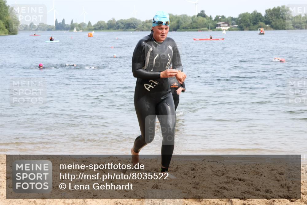 15.06.2025 - 27. Vierlanden-Triathlon Lena Gebhardt http://msf.ph/oto/8035522 15.06.2025 11:23:17 Schwimmen 950, 980 meine-sportfotos.de