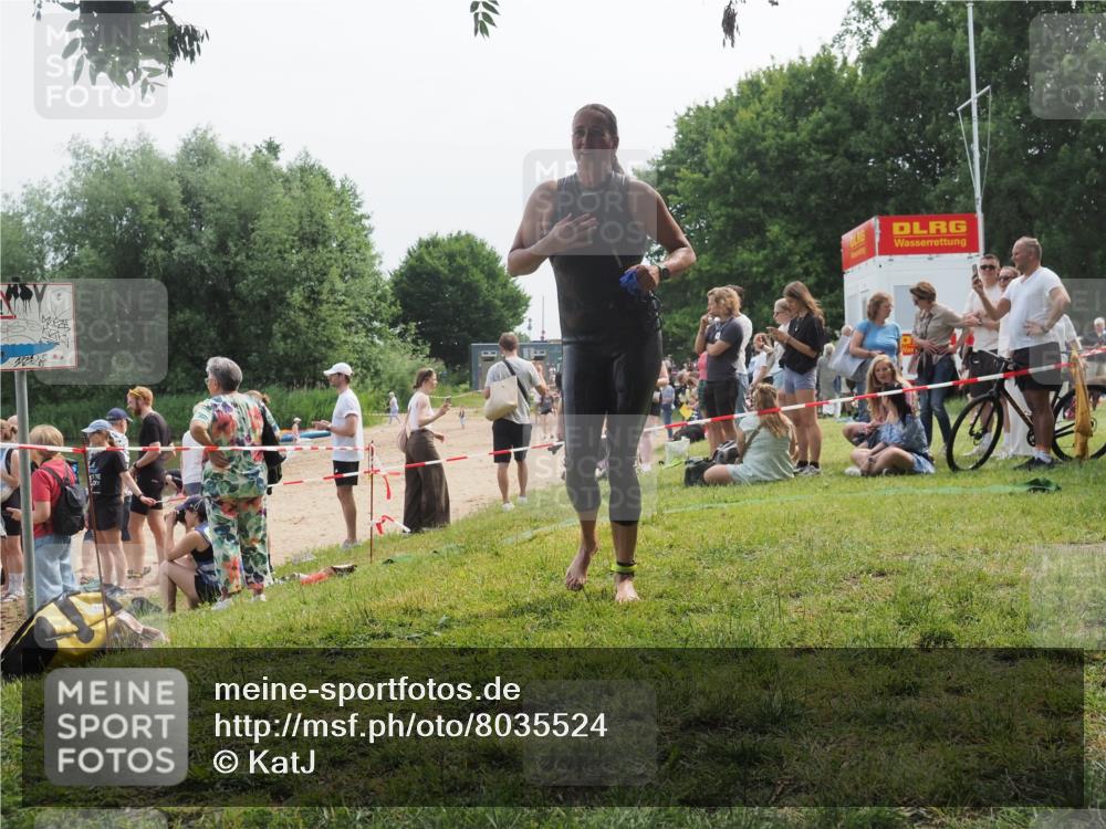 15.06.2025 - 27. Vierlanden-Triathlon KatJ http://msf.ph/oto/8035524 15.06.2025 11:20:17 Schwimmen 880, 930, 940, 976 meine-sportfotos.de