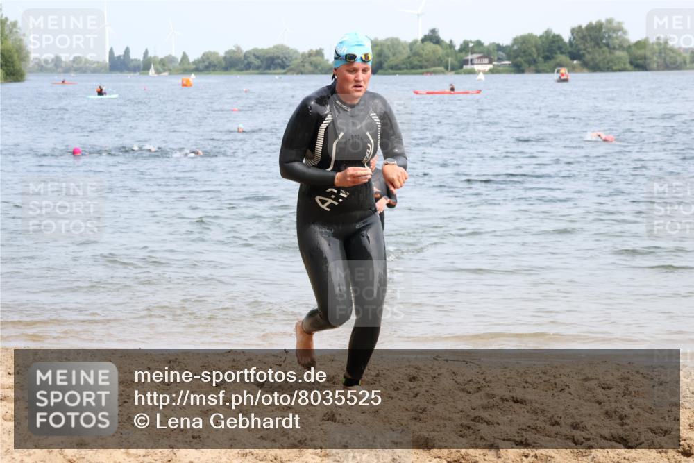 15.06.2025 - 27. Vierlanden-Triathlon Lena Gebhardt http://msf.ph/oto/8035525 15.06.2025 11:23:17 Schwimmen 950, 980 meine-sportfotos.de