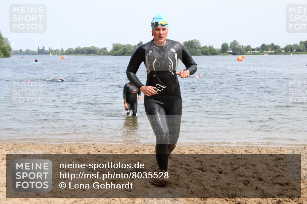 15.06.2025 - 27. Vierlanden-Triathlon Lena Gebhardt http://msf.ph/oto/8035528 15.06.2025 11:23:18 Schwimmen 950, 980 meine-sportfotos.de