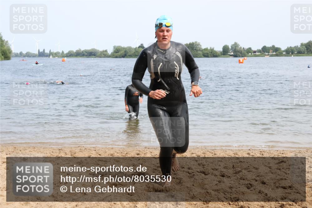 15.06.2025 - 27. Vierlanden-Triathlon Lena Gebhardt http://msf.ph/oto/8035530 15.06.2025 11:23:18 Schwimmen 950, 980 meine-sportfotos.de