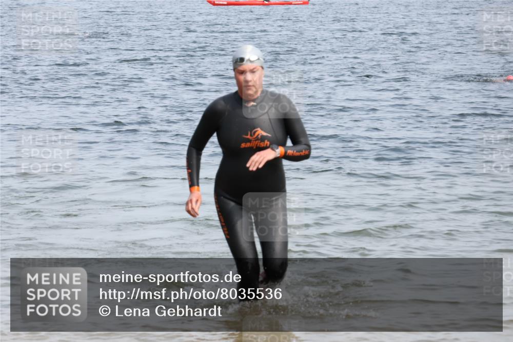 15.06.2025 - 27. Vierlanden-Triathlon Lena Gebhardt http://msf.ph/oto/8035536 15.06.2025 11:23:20 Schwimmen 950, 980 meine-sportfotos.de