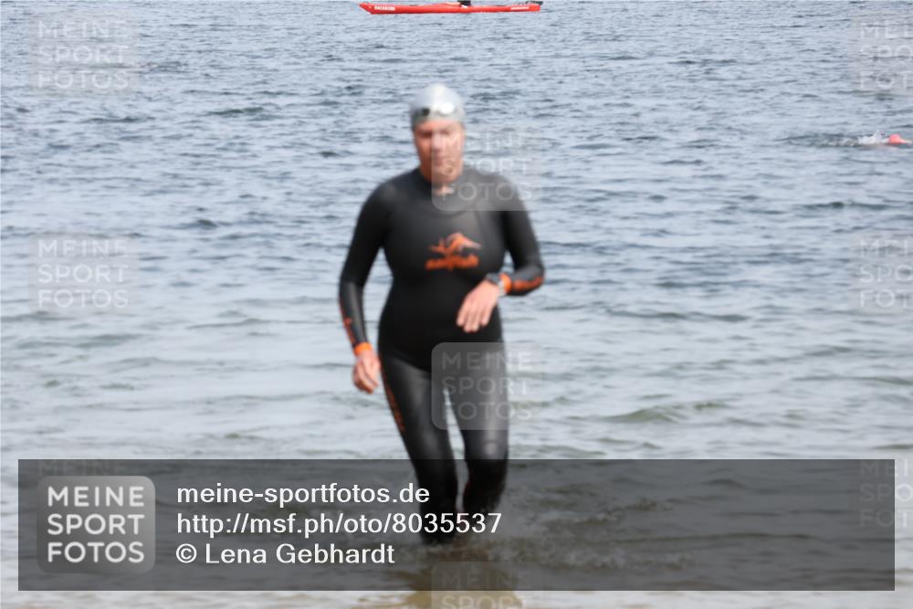 15.06.2025 - 27. Vierlanden-Triathlon Lena Gebhardt http://msf.ph/oto/8035537 15.06.2025 11:23:20 Schwimmen 950, 980 meine-sportfotos.de