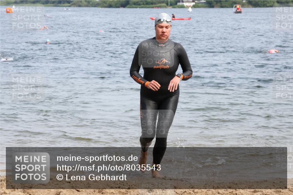15.06.2025 - 27. Vierlanden-Triathlon Lena Gebhardt http://msf.ph/oto/8035543 15.06.2025 11:23:22 Schwimmen 950, 980 meine-sportfotos.de
