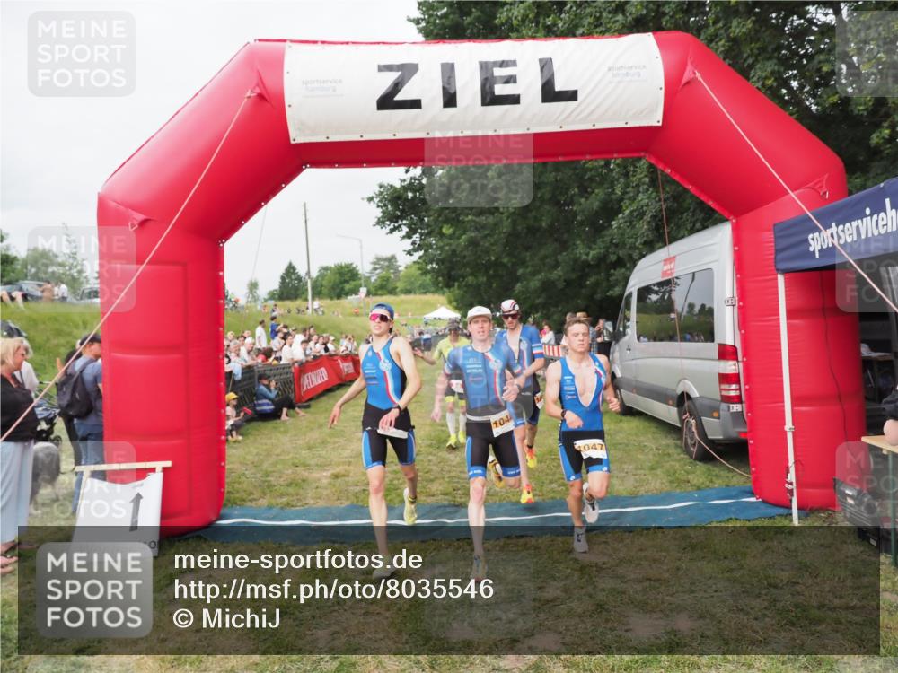 21.06.2025 - 27. Vierlanden-Triathlon MichiJ http://msf.ph/oto/8035546 15.06.2026 13:00:32 Ziel 94, 1044, 1046, 1047, 1048 meine-sportfotos.de
