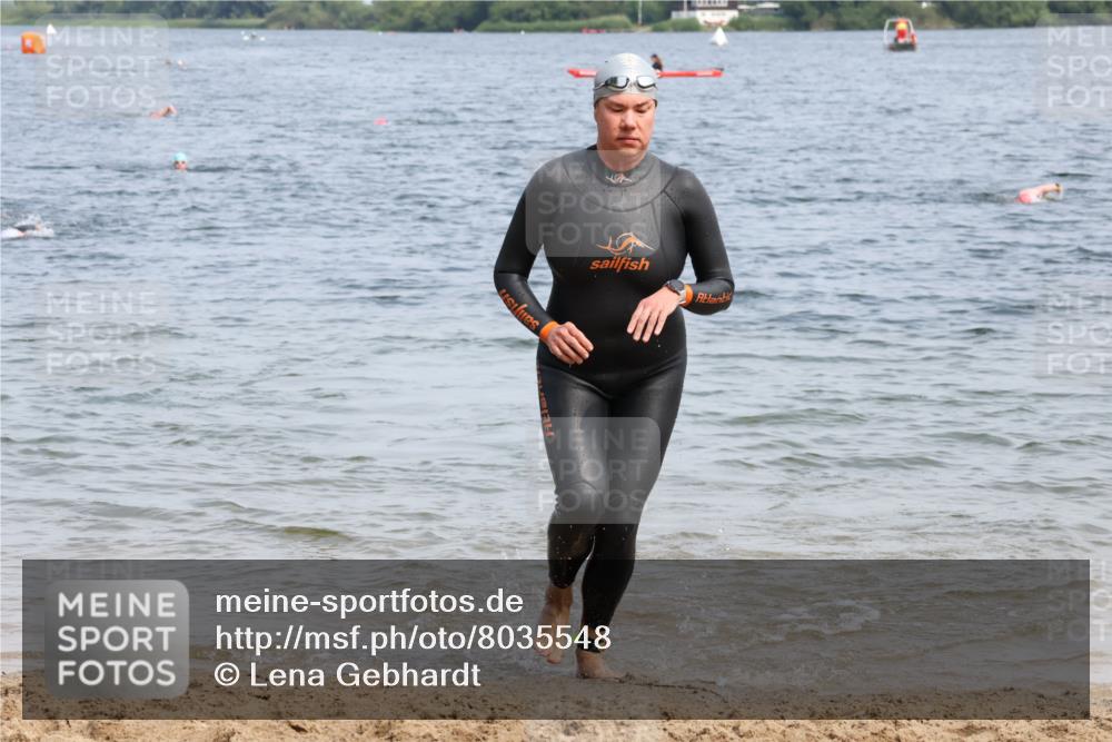 15.06.2025 - 27. Vierlanden-Triathlon Lena Gebhardt http://msf.ph/oto/8035548 15.06.2025 11:23:22 Schwimmen 950, 980 meine-sportfotos.de