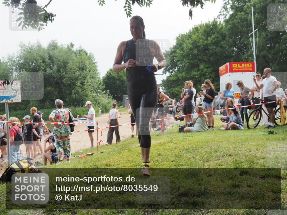 15.06.2025 - 27. Vierlanden-Triathlon KatJ http://msf.ph/oto/8035549 15.06.2025 11:20:18 Schwimmen 880, 926, 930, 940, 976 meine-sportfotos.de