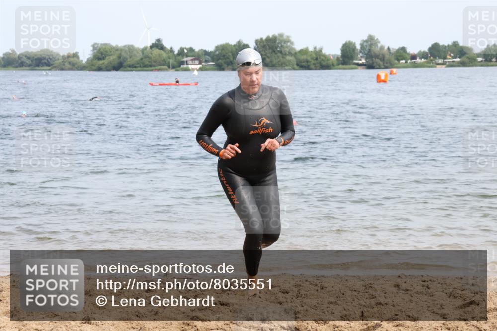 15.06.2025 - 27. Vierlanden-Triathlon Lena Gebhardt http://msf.ph/oto/8035551 15.06.2025 11:23:23 Schwimmen 950, 980 meine-sportfotos.de