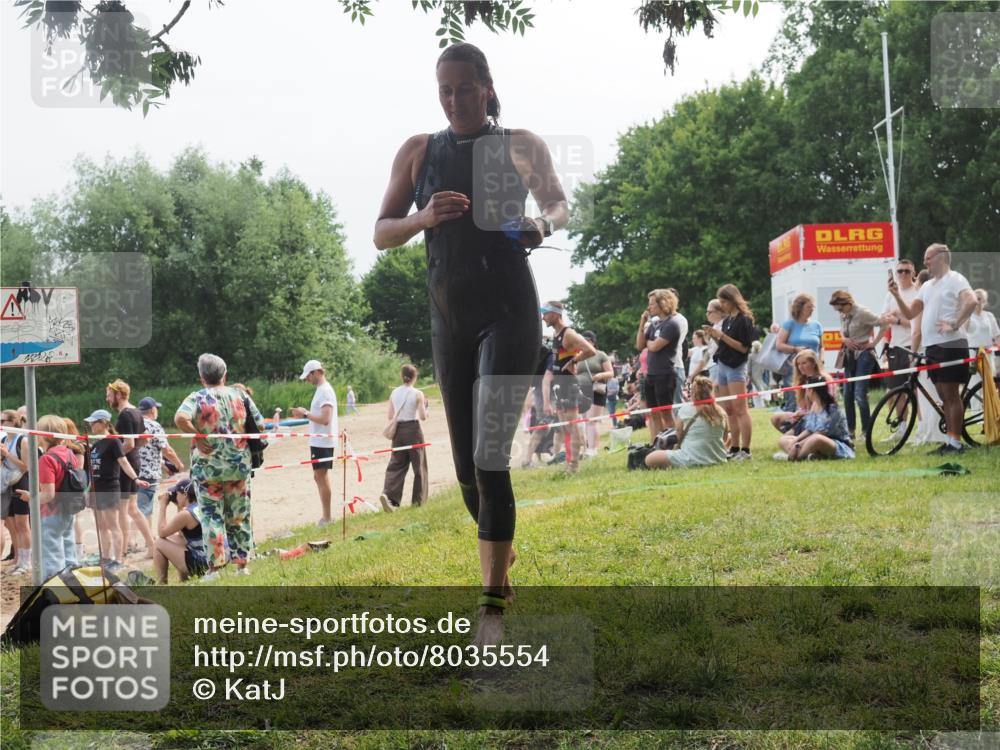 15.06.2025 - 27. Vierlanden-Triathlon KatJ http://msf.ph/oto/8035554 15.06.2025 11:20:18 Schwimmen 880, 926, 930, 940, 976 meine-sportfotos.de