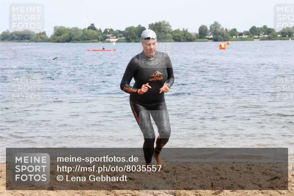 15.06.2025 - 27. Vierlanden-Triathlon Lena Gebhardt http://msf.ph/oto/8035557 15.06.2025 11:23:23 Schwimmen 950, 980 meine-sportfotos.de
