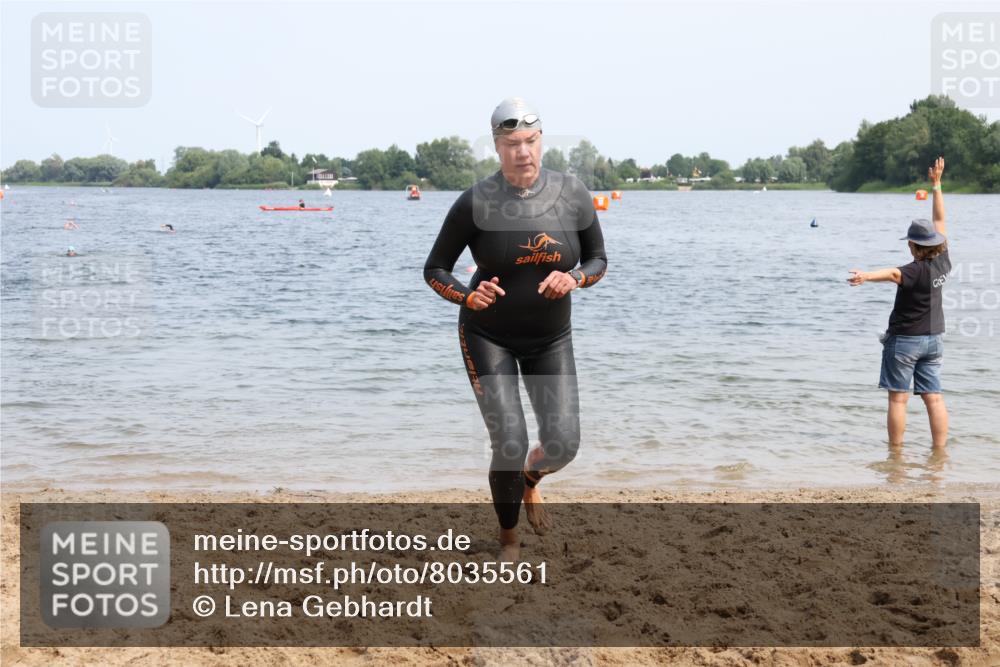15.06.2025 - 27. Vierlanden-Triathlon Lena Gebhardt http://msf.ph/oto/8035561 15.06.2025 11:23:24 Schwimmen 950, 980 meine-sportfotos.de