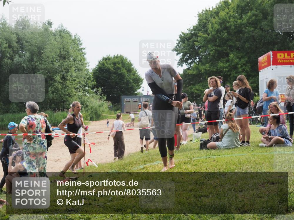 15.06.2025 - 27. Vierlanden-Triathlon KatJ http://msf.ph/oto/8035563 15.06.2025 11:20:24 Schwimmen 838, 880, 890, 926, 940 meine-sportfotos.de