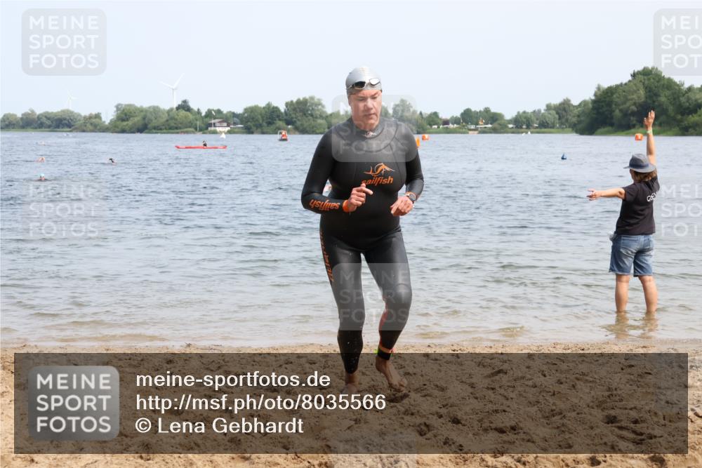 15.06.2025 - 27. Vierlanden-Triathlon Lena Gebhardt http://msf.ph/oto/8035566 15.06.2025 11:23:24 Schwimmen 950, 980 meine-sportfotos.de