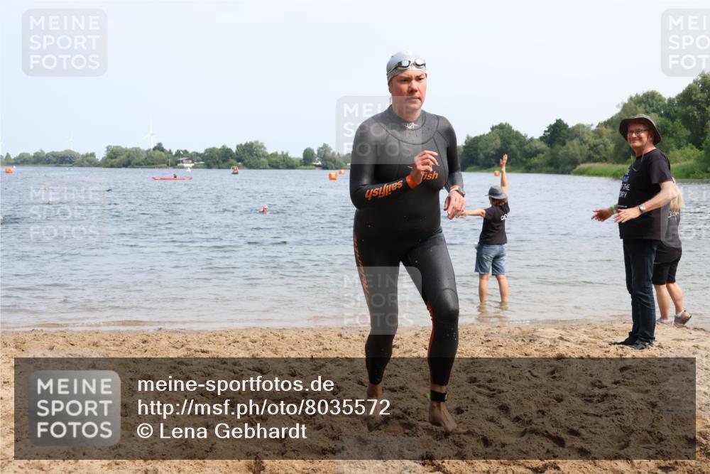 15.06.2025 - 27. Vierlanden-Triathlon Lena Gebhardt http://msf.ph/oto/8035572 15.06.2025 11:23:25 Schwimmen 950, 980 meine-sportfotos.de