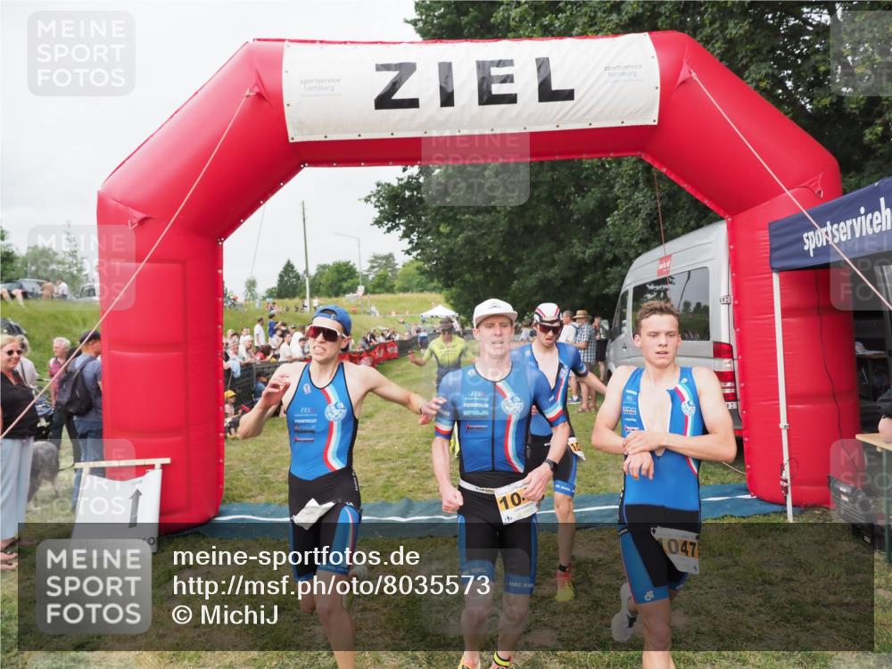 21.06.2025 - 27. Vierlanden-Triathlon MichiJ http://msf.ph/oto/8035573 15.06.2026 13:00:33 Ziel 94, 1044, 1046, 1047, 1048 meine-sportfotos.de