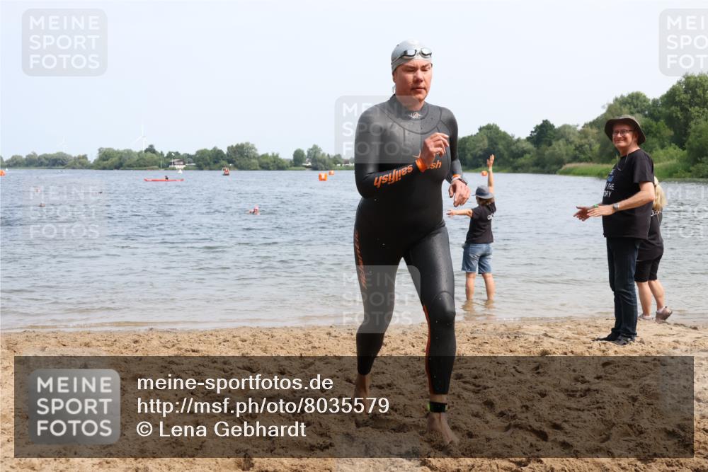 15.06.2025 - 27. Vierlanden-Triathlon Lena Gebhardt http://msf.ph/oto/8035579 15.06.2025 11:23:25 Schwimmen 950, 980 meine-sportfotos.de