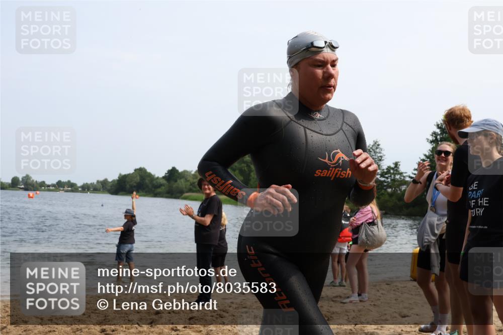 15.06.2025 - 27. Vierlanden-Triathlon Lena Gebhardt http://msf.ph/oto/8035583 15.06.2025 11:23:27 Schwimmen 950, 980 meine-sportfotos.de