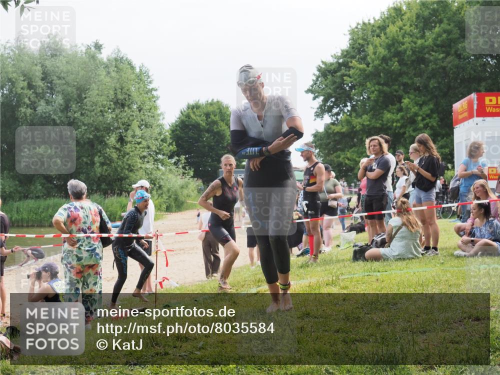 15.06.2025 - 27. Vierlanden-Triathlon KatJ http://msf.ph/oto/8035584 15.06.2025 11:20:25 Schwimmen 838, 880, 890, 926 meine-sportfotos.de