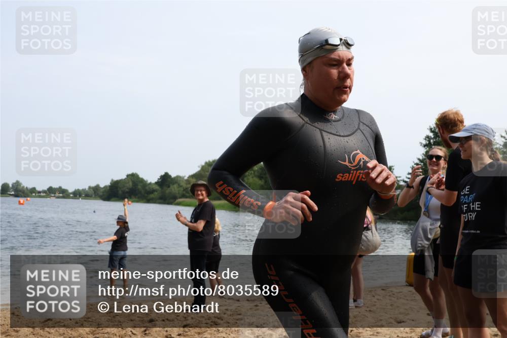 15.06.2025 - 27. Vierlanden-Triathlon Lena Gebhardt http://msf.ph/oto/8035589 15.06.2025 11:23:27 Schwimmen 950, 980 meine-sportfotos.de