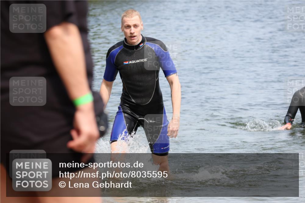 15.06.2025 - 27. Vierlanden-Triathlon Lena Gebhardt http://msf.ph/oto/8035595 15.06.2025 11:23:42 Schwimmen 956 meine-sportfotos.de