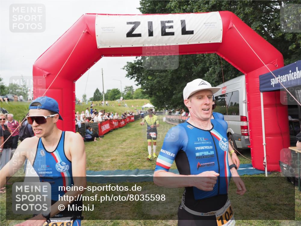 21.06.2025 - 27. Vierlanden-Triathlon MichiJ http://msf.ph/oto/8035598 15.06.2026 13:00:33 Ziel 94, 1044, 1046, 1047, 1048 meine-sportfotos.de