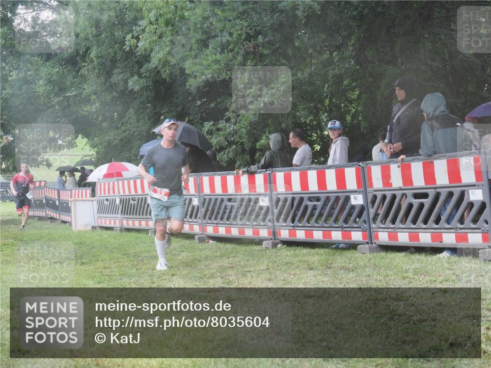 21.06.2025 - 27. Vierlanden-Triathlon KatJ http://msf.ph/oto/8035604 15.06.2025 13:52:16 Ziel 23, 1117, 1163 meine-sportfotos.de