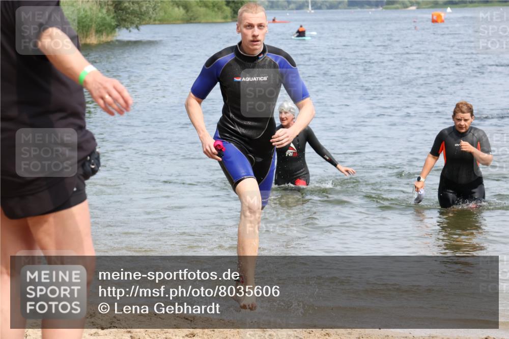 15.06.2025 - 27. Vierlanden-Triathlon Lena Gebhardt http://msf.ph/oto/8035606 15.06.2025 11:23:45 Schwimmen 903, 955, 956 meine-sportfotos.de