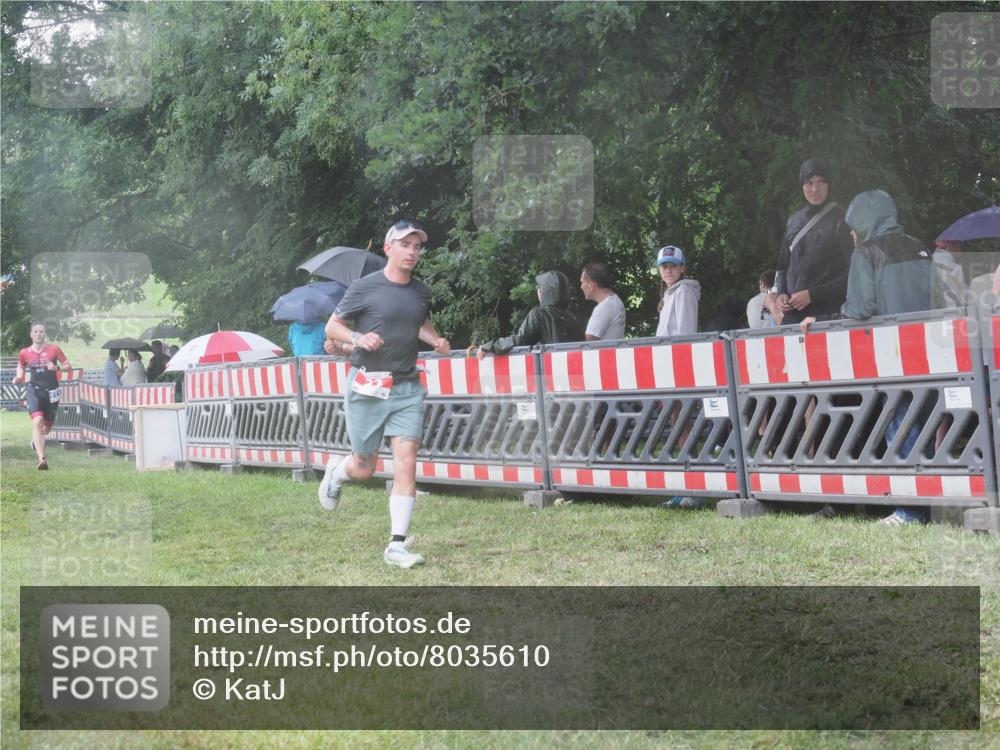 21.06.2025 - 27. Vierlanden-Triathlon KatJ http://msf.ph/oto/8035610 15.06.2025 13:52:17 Ziel 23, 776, 1117, 1163 meine-sportfotos.de