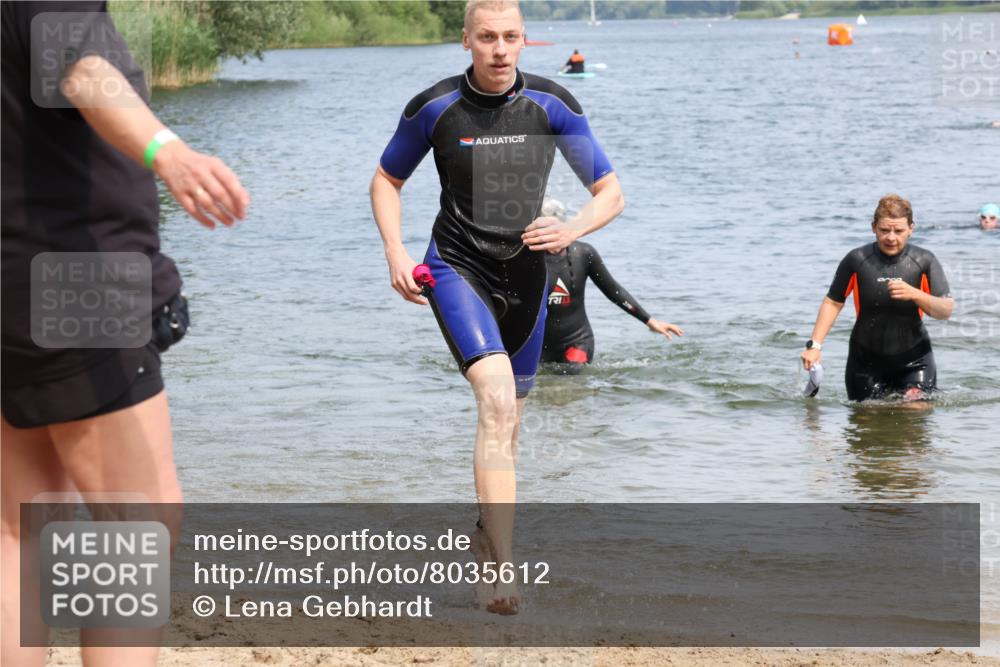 15.06.2025 - 27. Vierlanden-Triathlon Lena Gebhardt http://msf.ph/oto/8035612 15.06.2025 11:23:45 Schwimmen 903, 955, 956 meine-sportfotos.de