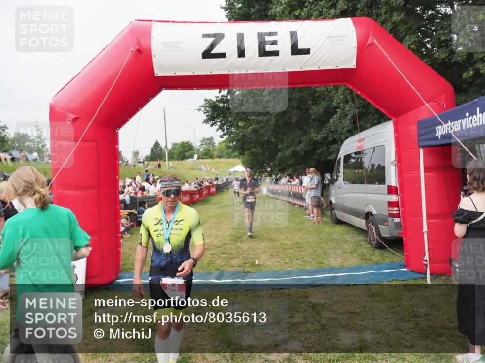 21.06.2025 - 27. Vierlanden-Triathlon MichiJ http://msf.ph/oto/8035613 15.06.2026 13:00:42 Ziel 12 meine-sportfotos.de