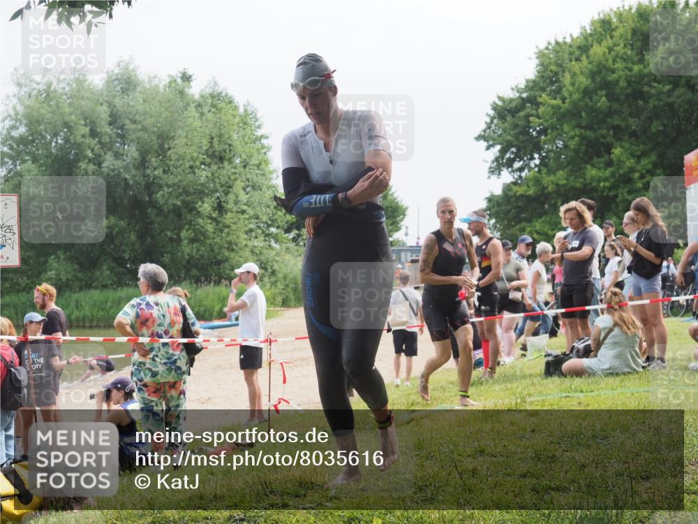 15.06.2025 - 27. Vierlanden-Triathlon KatJ http://msf.ph/oto/8035616 15.06.2025 11:20:25 Schwimmen 838, 880, 890, 926 meine-sportfotos.de