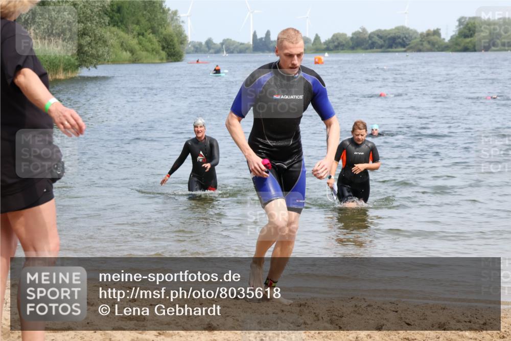 15.06.2025 - 27. Vierlanden-Triathlon Lena Gebhardt http://msf.ph/oto/8035618 15.06.2025 11:23:45 Schwimmen 903, 955, 956 meine-sportfotos.de
